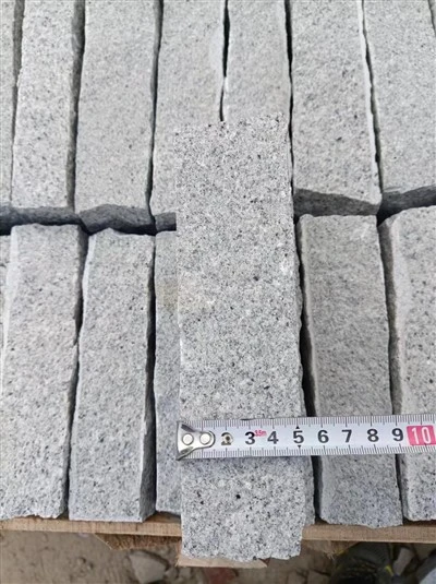 G603 Sivi granitni kockasti kamen